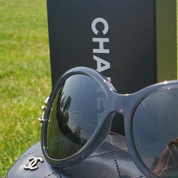 CHANEL (BOW) SUNGLASSES - Picture 4 of 12